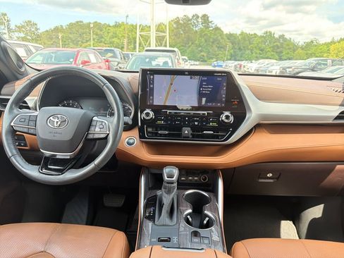 Used 2020 Toyota Highlander Platinum FWD image 13