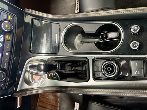Used 2022 Nissan Maxima SR w/ Sport Mat Group FWD image 16