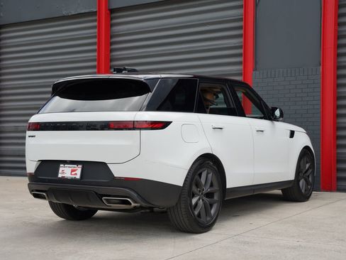 Used 2024 Land Rover Range Rover Sport SE AWD/4WD image 3