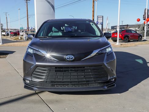 Used 2025 Toyota Sienna XLE image 3
