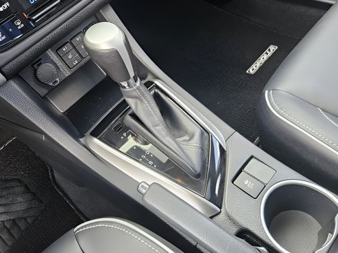 Certified 2018 Toyota Corolla XLE FWD image 17