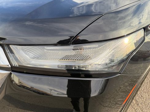 Used 2023 Chevrolet Traverse LT FWD image 9