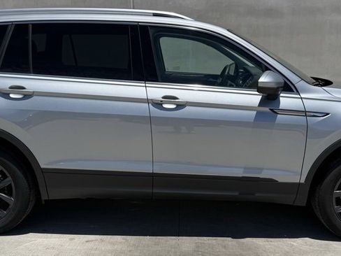 Certified 2024 Volkswagen Tiguan SE image 3