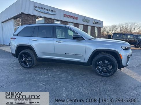 New 2026 Jeep Grand Cherokee Limited w/ Limited Altitude Package AWD/4WD image 4