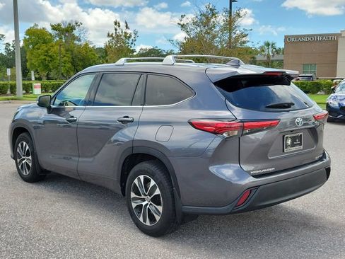 Used 2021 Toyota Highlander XLE AWD/4WD image 3