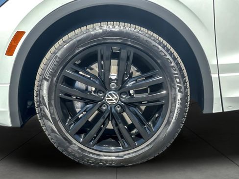 Used 2022 Volkswagen Tiguan SE R-Line image 26