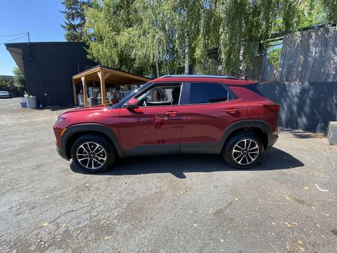 Used 2025 Chevrolet TrailBlazer LT AWD/4WD image 3