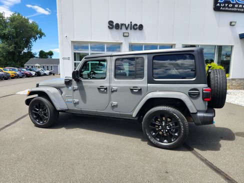 Used 2023 Jeep Wrangler Unlimited Sahara image 9