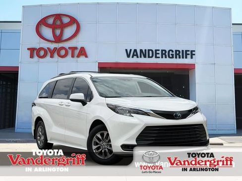 Used 2024 Toyota Sienna LE w/ LE Plus Package FWD image 1