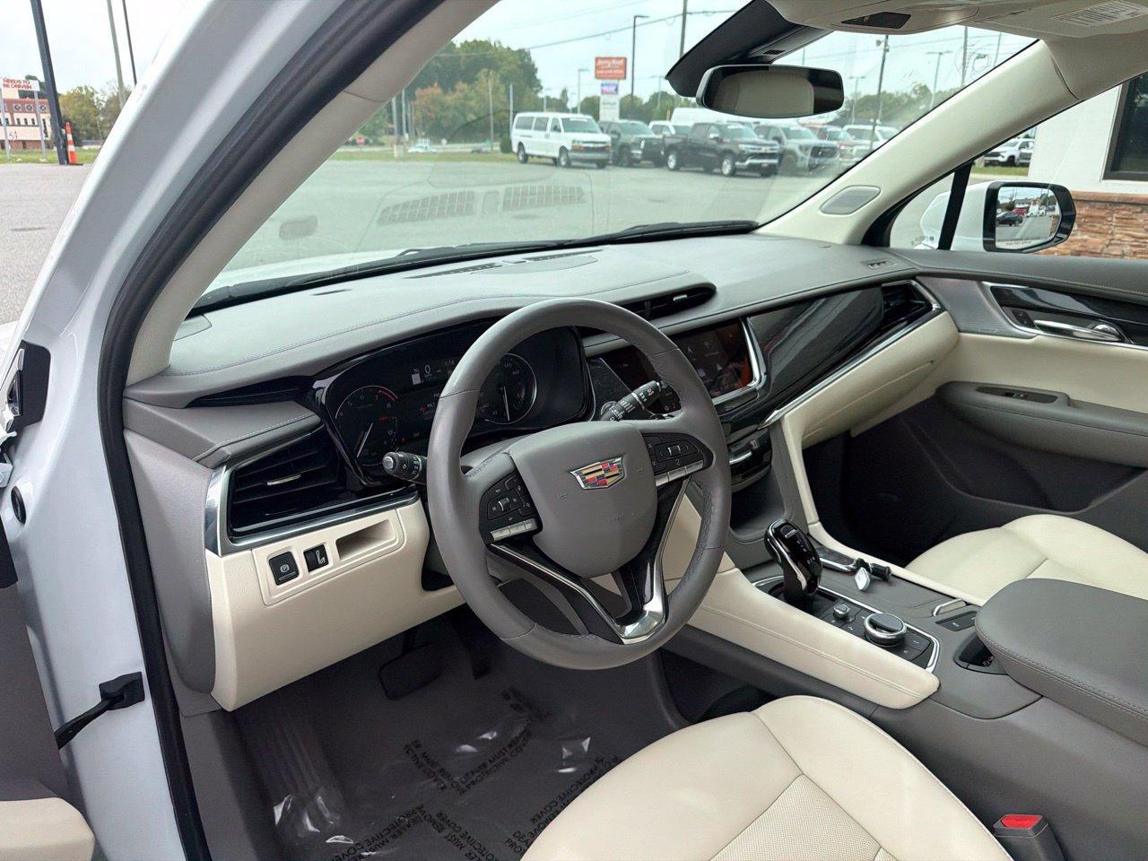 Used 2023 Cadillac XT6 Premium Luxury FWD image 4