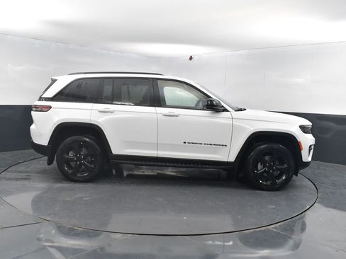 New 2025 Jeep Grand Cherokee Altitude image 11