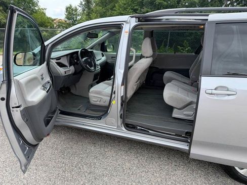 Used 2017 Toyota Sienna LE FWD image 28