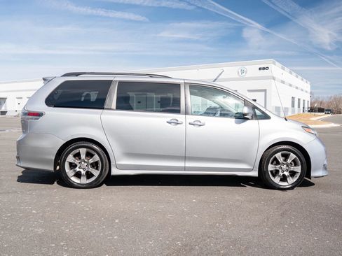 Used 2014 Toyota Sienna SE FWD image 7