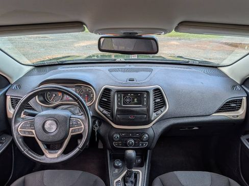 Used 2017 Jeep Cherokee Latitude w/ Cold Weather Group AWD/4WD image 29