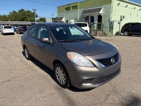 Used 2013 Nissan Versa SV FWD image 3