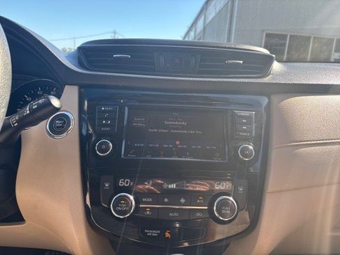 Used 2019 Nissan Rogue SV image 18