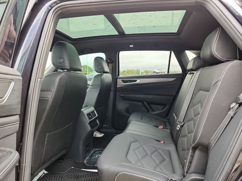 Used 2024 Volkswagen Atlas Cross Sport SE FWD image 12