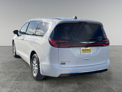 New 2026 Chrysler Pacifica Select image 3