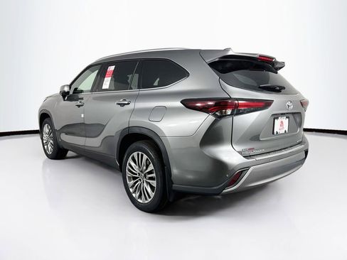 New 2026 Toyota Highlander Platinum image 6