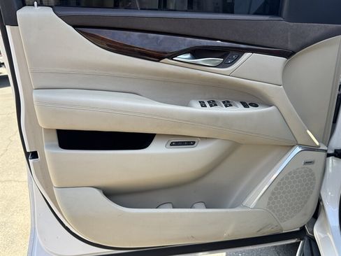 Used 2016 Cadillac Escalade Luxury AWD/4WD image 21
