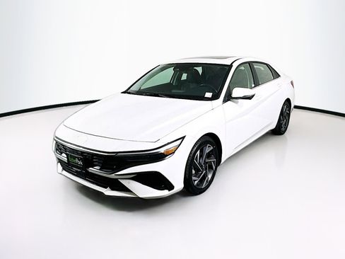 Used 2024 Hyundai Elantra Limited image 3