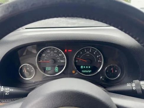 Used 2016 Jeep Wrangler Unlimited Rubicon w/ Connectivity Group AWD/4WD image 10