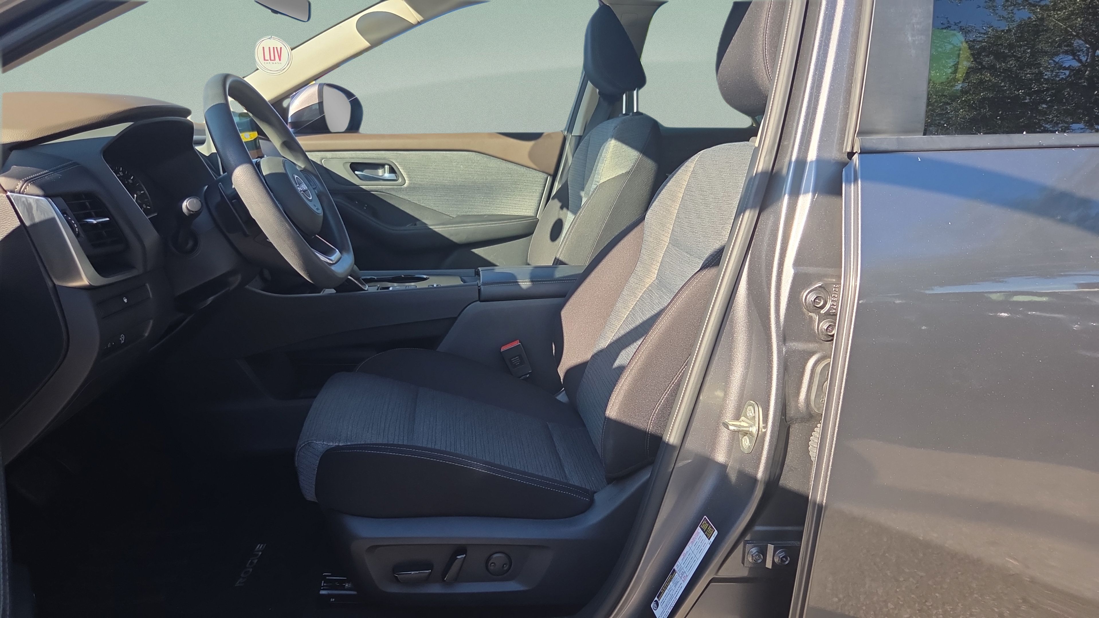 Used 2023 Nissan Rogue SV FWD image 9