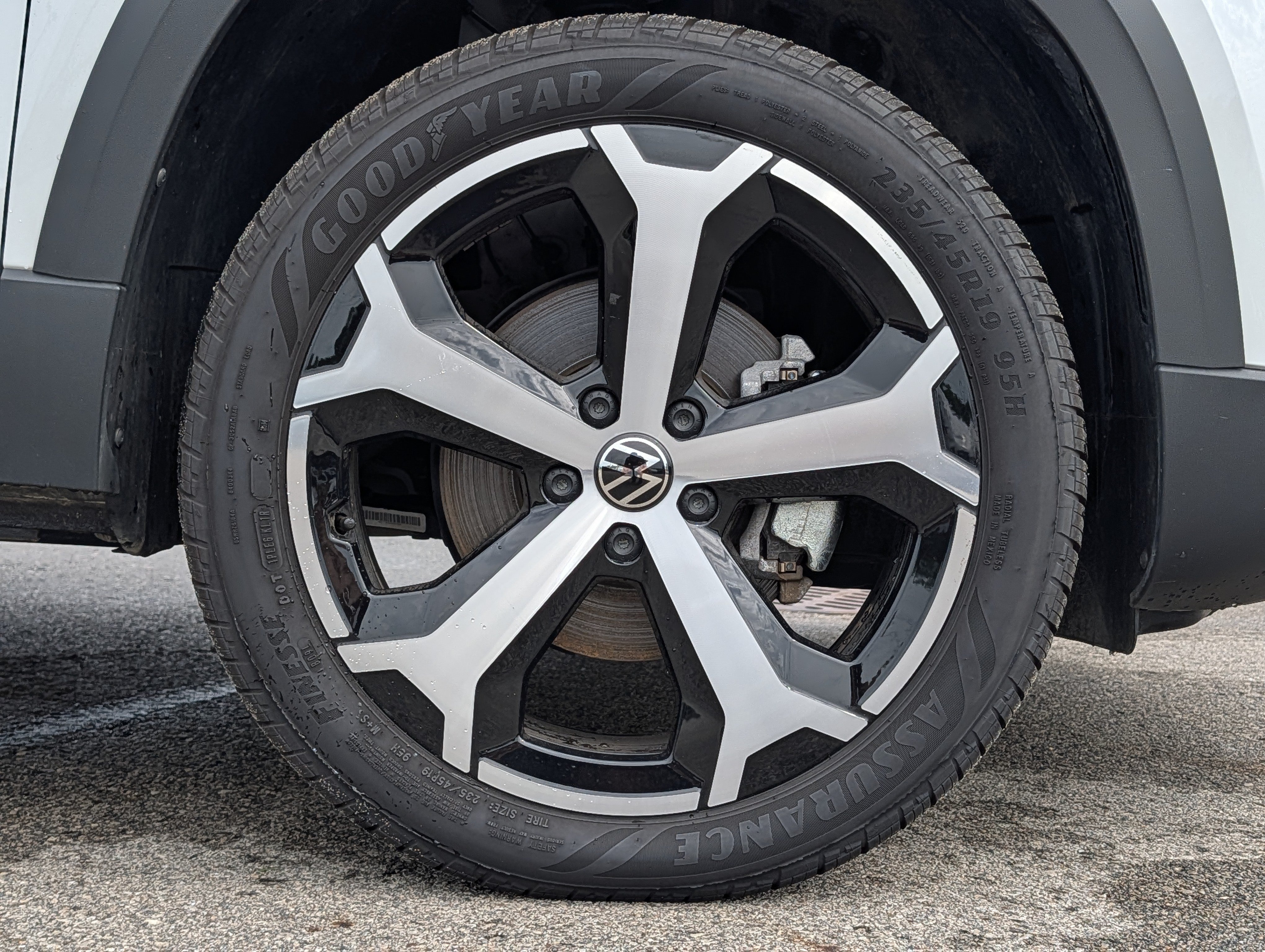 Certified 2025 Volkswagen Taos SEL AWD/4WD image 11