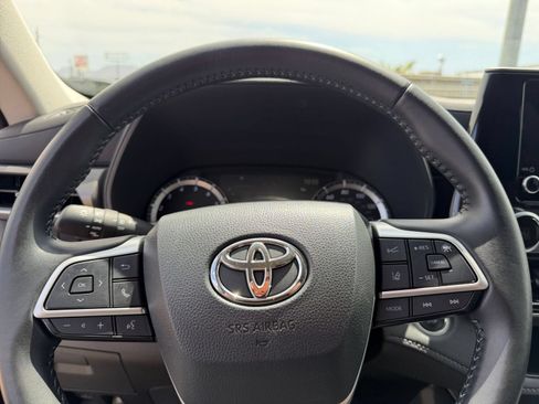 Used 2025 Toyota Highlander LE FWD image 28