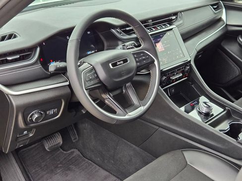 Used 2025 Jeep Grand Cherokee L Laredo RWD image 10