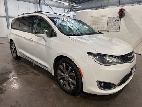 Used 2017 Chrysler Pacifica Limited image 6