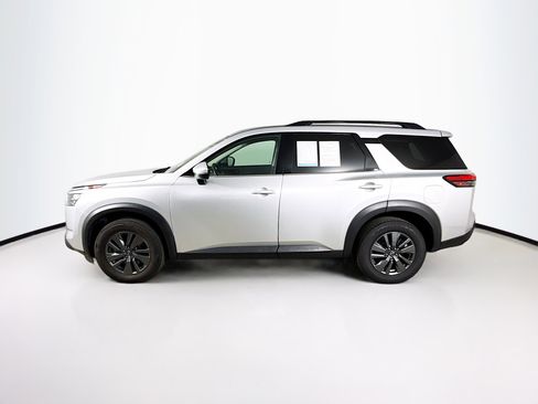 Used 2024 Nissan Pathfinder SV image 7