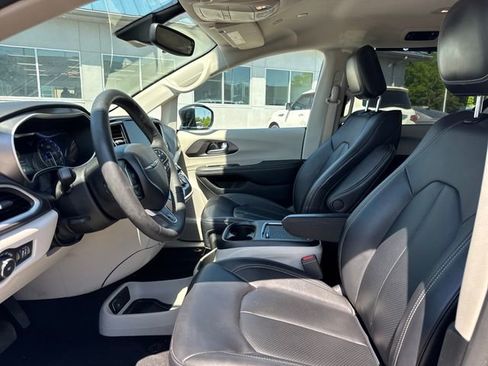 Used 2024 Chrysler Pacifica Touring-L image 14