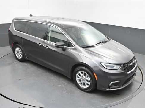 Used 2023 Chrysler Pacifica Touring-L image 32