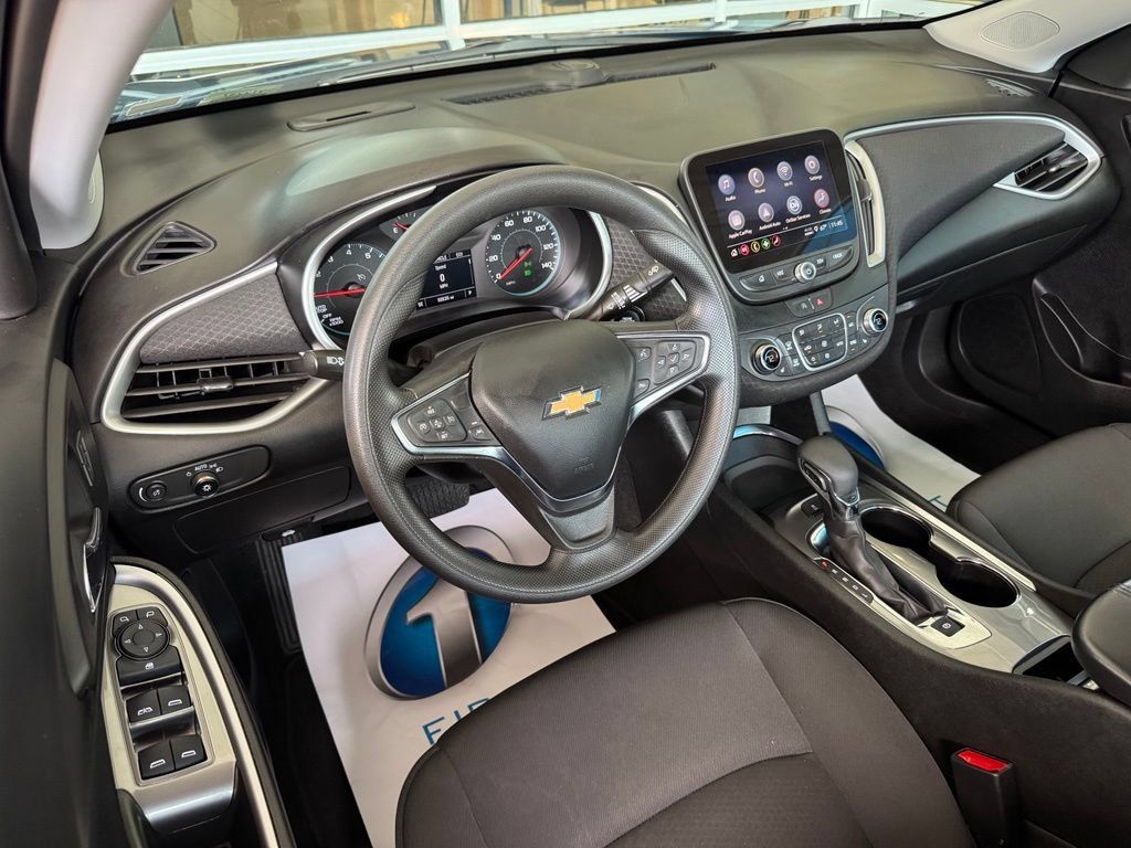 Used 2025 Chevrolet Malibu LT FWD image 3