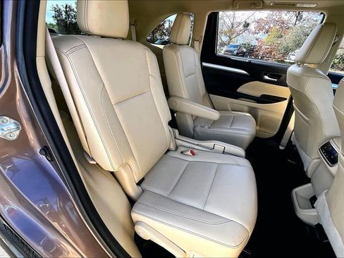 Used 2017 Toyota Highlander XLE image 19