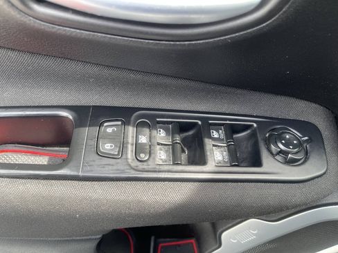 Used 2018 Jeep Renegade Latitude AWD/4WD image 12