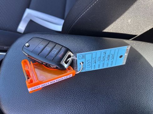 Used 2017 Kia Forte LX image 11