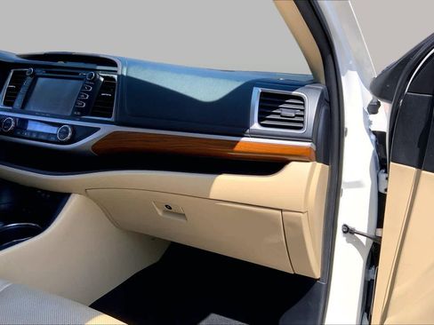 Used 2019 Toyota Highlander Limited FWD image 19