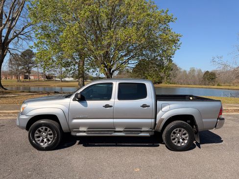 Used 2015 Toyota Tacoma PreRunner w/ SR5 Package image 2
