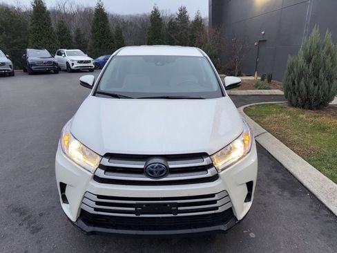 Used 2019 Toyota Highlander LE image 2