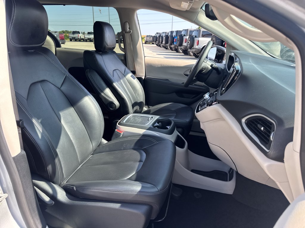 Used 2024 Chrysler Pacifica Touring-L FWD image 12