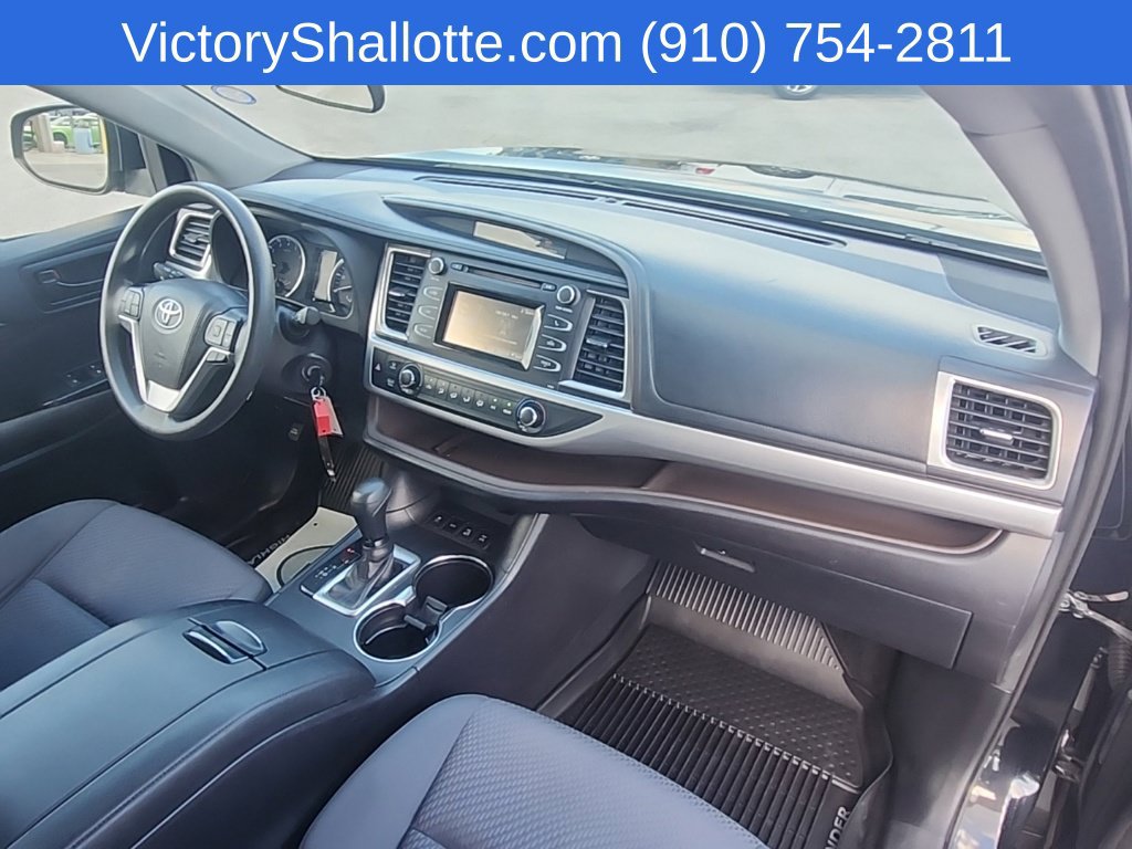 Used 2019 Toyota Highlander LE AWD/4WD image 30