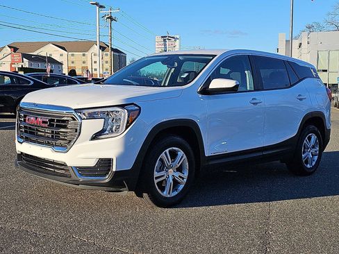 Used 2024 GMC Terrain SLE image 3