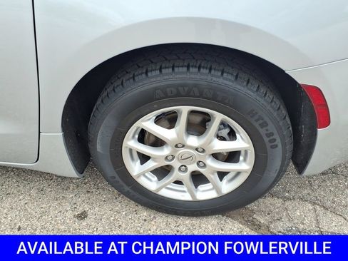 Used 2023 Chrysler Pacifica Touring-L FWD image 9