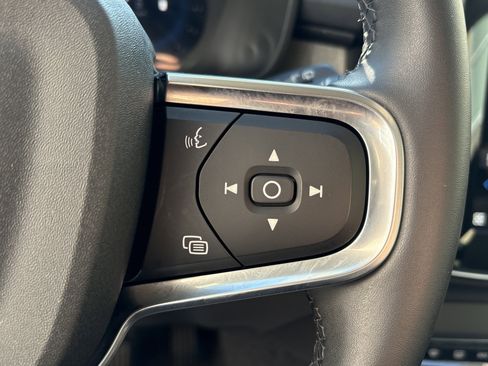 Used 2025 Volvo XC40 B5 Plus image 11