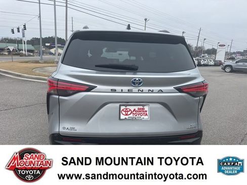 Used 2023 Toyota Sienna XSE image 4