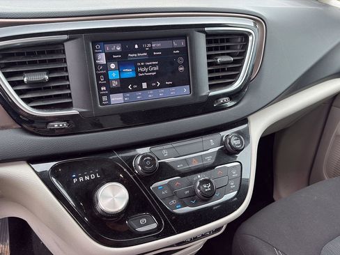 Used 2023 Chrysler Voyager LX FWD image 17