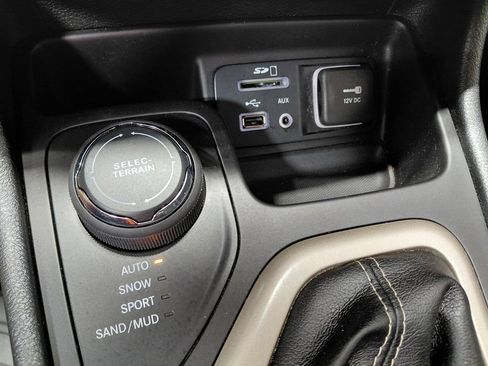Certified 2016 Jeep Cherokee Limited w/ Luxury Group AWD/4WD image 36