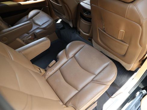 Used 2017 Cadillac Escalade ESV Platinum RWD image 12